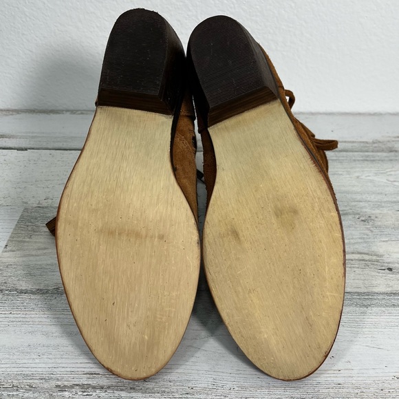 MinneTonka Women's Tan Suede Tassel Ankle Boots Side Zip - Picture 9 of 11